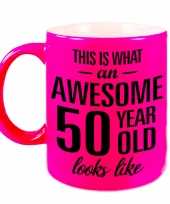 Awesome 50 year cadeau mok beker neon roze 330 ml